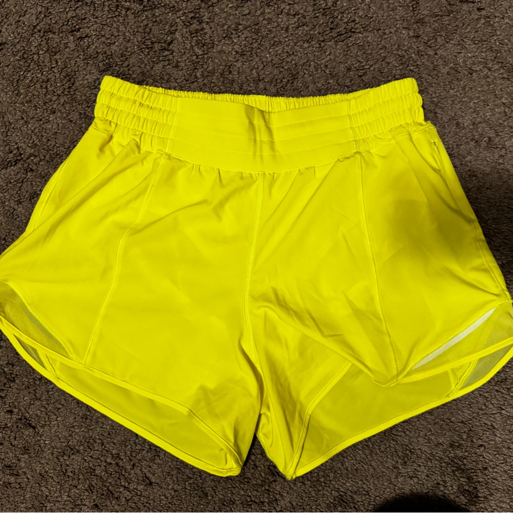 Lululemon Hotty Hot 4” short size 8 Electric Lemon